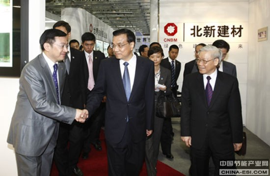 图为活动现场与李克强握手 图为活动现场与李克强握手