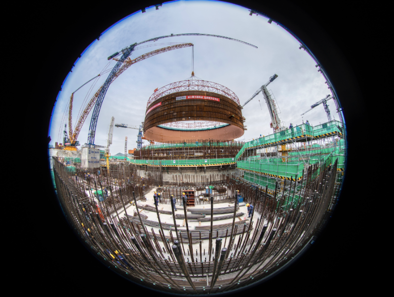 2020年5月29日7点58分，漳州核电厂1号机组核岛反应堆厂房钢衬里模块二吊装就位，标志着漳州核电1号机组核岛建设进入了“出零米”的新阶段。